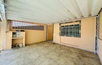 Imagem: A casa possui 2 Dormitórios, 2 Banheiros, 2 Vagas na garagem