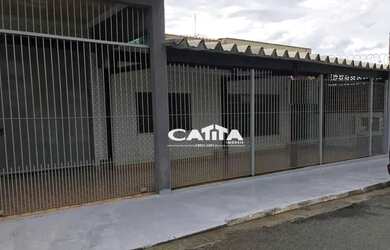 Imagem: A casa possui 3 Dormitórios, 2 Banheiros, 2 Vagas na garagem