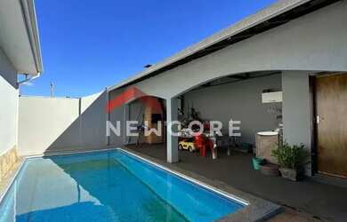 Imagem: A casa possui 3 Dormitórios, 4 Banheiros, 5 Vagas na garagem