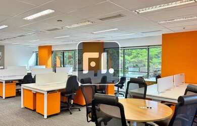 Imagem: O depósito possui 5 Vagas na garagem e 320m² de Área e está