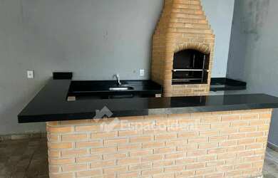 Imagem: A casa possui 2 Dormitórios, 1 Banheiro, 2 Vagas na garagem