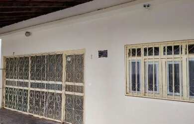 Imagem: A casa possui 3 Dormitórios, 1 Banheiro, 3 Vagas na garagem