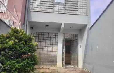 Imagem: A casa possui 3 Dormitórios, 3 Banheiros, 2 Vagas na garagem