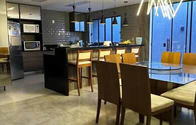 Imagem: A casa possui 4 Dormitórios, 5 Banheiros, 4 Vagas na garagem