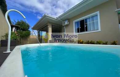 Imagem: A casa possui 3 Dormitórios, 4 Banheiros, 2 Vagas na garagem