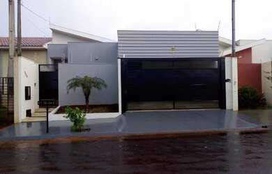 Imagem: A casa possui 3 Dormitórios, 2 Banheiros, 2 Vagas na garagem