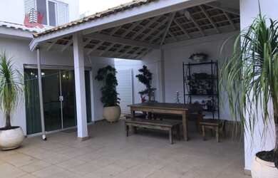 Imagem: A casa em condomínio possui 4 Dormitórios, 5 Banheiros, 4