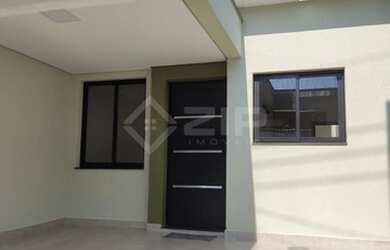 Imagem: A casa possui 3 Dormitórios, 2 Banheiros, 2 Vagas na garagem