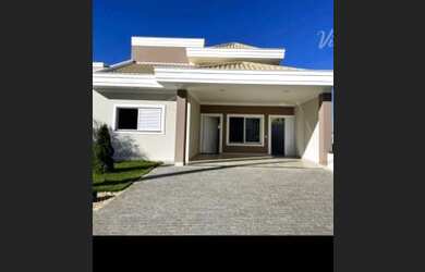 Imagem: A casa possui 3 Dormitórios, 2 Banheiros, 2 Vagas na garagem