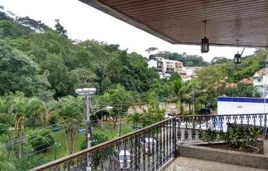 Imagem: A casa em condomínio possui 5 Dormitórios, 3 Banheiros, 450m²