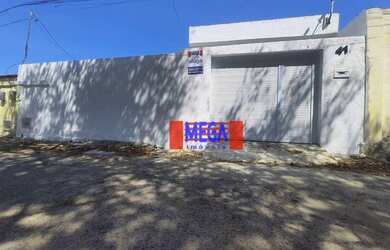 Imagem: A casa possui 3 Dormitórios, 2 Banheiros, 1 Vaga na garagem