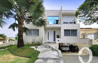 Imagem: A casa em condomínio possui 4 Dormitórios, 5 Banheiros, 4