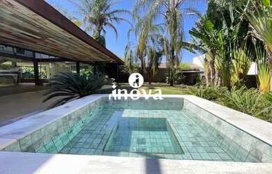 Imagem: A casa em condomínio possui 4 Dormitórios, 5 Banheiros, 4