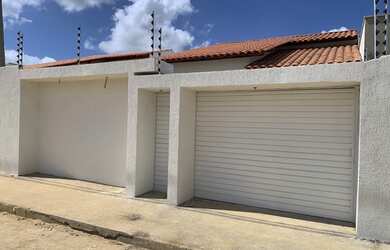 Imagem: A casa possui 3 Dormitórios, 2 Banheiros, 1 Vaga na garagem