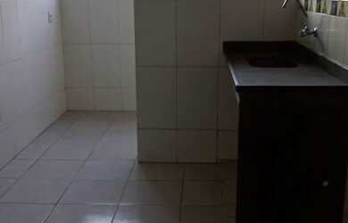 Imagem: A casa possui 1 Dormitório, 1 Banheiro, 1 Vaga na garagem