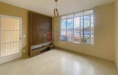 Imagem: A casa possui 2 Dormitórios, 2 Banheiros, 2 Vagas na garagem