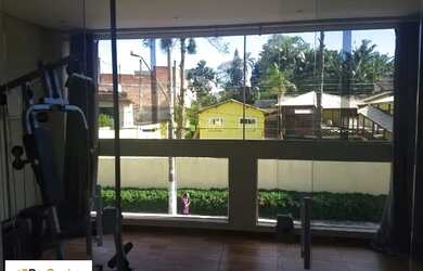 Imagem: A casa possui 4 Dormitórios, 2 Banheiros, 2 Vagas na garagem