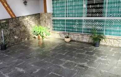 Imagem: A casa possui 3 Dormitórios, 3 Banheiros, 3 Vagas na garagem