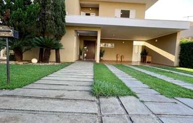 Imagem: A casa em condomínio possui 4 Dormitórios, 5 Banheiros, 4