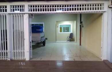 Imagem: A casa possui 2 Dormitórios, 1 Banheiro e 1 Vaga na garagem