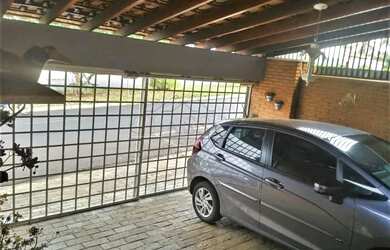 Imagem: A casa possui 3 Dormitórios, 4 Banheiros, 5 Vagas na garagem