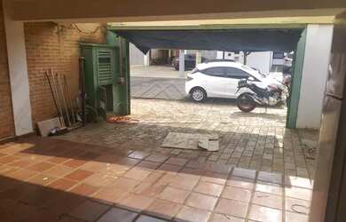 Imagem: A casa possui 4 Dormitórios, 5 Banheiros, 4 Vagas na garagem