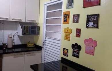 Imagem: A casa possui 2 Dormitórios, 1 Banheiro, 2 Vagas na garagem