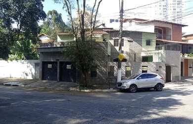 Imagem: A casa possui 4 Dormitórios, 3 Banheiros, 4 Vagas na garagem