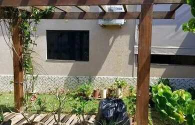 Imagem: A casa possui 3 Dormitórios, 1 Banheiro, 2 Vagas na garagem