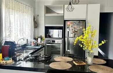 Imagem: A casa possui 2 Dormitórios, 1 Banheiro, 2 Vagas na garagem