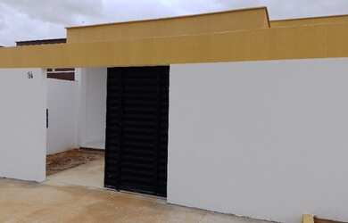 Imagem: A casa possui 2 Dormitórios, 2 Banheiros, 2 Vagas na garagem