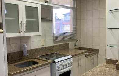 Imagem 4: Apto 01 dormitório com cama de casal, 02 criados-mudos, armário e ventilador...