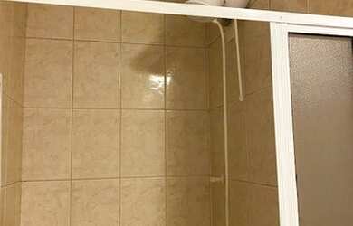 Imagem 14: Apto 01 dormitório com cama de casal, 02 criados-mudos, armário e ventilador...