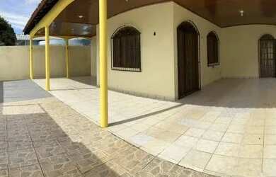 Imagem: A casa possui 2 Dormitórios, 1 Banheiro, 4 Vagas na garagem