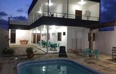 Imagem: A casa possui 4 Dormitórios, 5 Banheiros, 2 Vagas na garagem