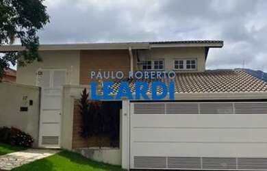 Imagem: A casa possui 3 Dormitórios, 3 Banheiros, 2 Vagas na garagem