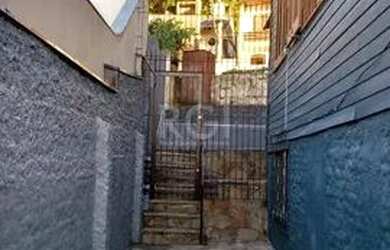 Imagem: A casa possui 3 Dormitórios, 2 Banheiros, 273m² de Área e