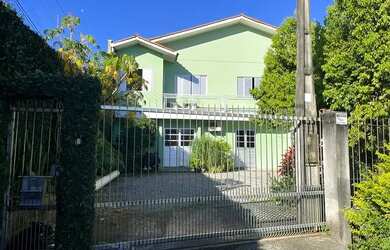 Imagem: A casa possui 4 Dormitórios, 3 Banheiros, 1 Vaga na garagem