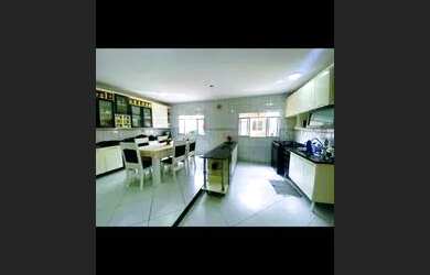 Imagem: A casa possui 5 Dormitórios, 4 Banheiros e 1 Vaga na garagem