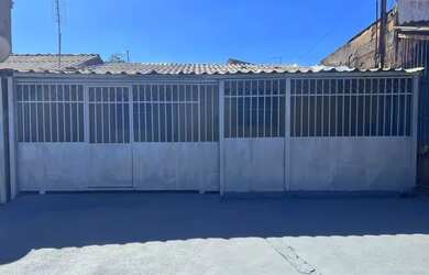 Imagem: A casa possui 3 Dormitórios, 1 Banheiro, 2 Vagas na garagem