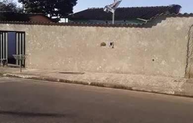 Imagem: A casa possui 2 Dormitórios, 1 Banheiro, 3 Vagas na garagem