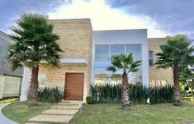 Imagem: A casa em condomínio possui 4 Dormitórios, 5 Banheiros e 555m²