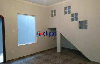 Imagem: A casa possui 3 Dormitórios, 2 Banheiros, 2 Vagas na garagem