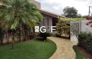 Imagem: A casa possui 3 Dormitórios, 5 Banheiros, 5 Vagas na garagem