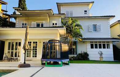 Imagem: A casa possui 4 Dormitórios, 3 Banheiros, 2 Vagas na garagem