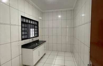 Imagem: A casa possui 2 Dormitórios, 1 Banheiro, 2 Vagas na garagem