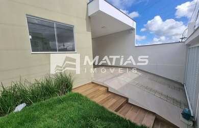 Imagem: A casa possui 2 Dormitórios, 2 Banheiros, 2 Vagas na garagem