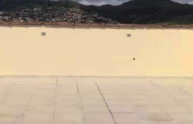 Imagem: A casa possui 3 Dormitórios, 1 Banheiro, 2 Vagas na garagem