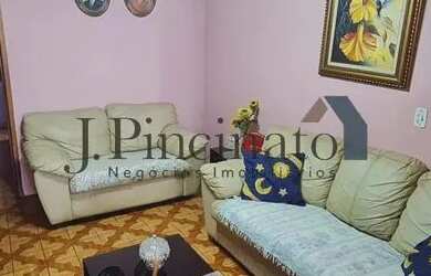 Imagem: A casa possui 3 Dormitórios, 1 Banheiro, 2 Vagas na garagem