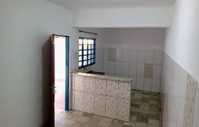 Imagem: A casa possui 2 Dormitórios, 1 Banheiro, 1 Vaga na garagem